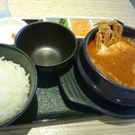 東京純豆腐 - ランチタイムは「通常メニュー」の料金で「ナムル」「デザート」が付きますよ。 「海の幸スンドゥブ（1300円）」にしました。塩と味噌が選べるようですが味噌で・・ 