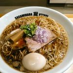 Sagamihara 欅 - 【限定】豚ブラック  ８５０円(税込)  大盛１．５玉と味玉はそれぞれ＋１００円。ほろほろのチャーシュー２枚と太メンマ、葱と紫玉葱の刻み。野菜の他は豚肉or豚骨出汁のみとのこと。
