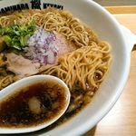 Sagamihara 欅 - 醤油スープに浮いているのは豚の背脂。細い手揉み縮れ麺にはポキポキ感はなく、むっちりと小麦粉が詰まった風だったか、と。