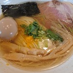 まるわ - 澄んだ鶏のスープ、ゆずと三つ葉の香り♪力強いのに軽やかで…「凄く旨い！」です！