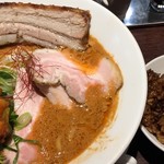 NAKAGAWA わず - 限定麺 濃厚海老白湯ラーメン(麺大 サービス)
      レザークリスピーチャーシュー,肉込みご飯 ( ´θ｀)