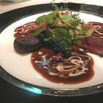フランス料理　レ・セレブリテ - 鹿ロースのロースト 黒米とさつまいものギラタン ポワヴラードソース