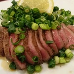 牛たん料理 閣 - たんたたきの美しすぎる断面のグラデーション