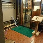 牛たん料理 閣 - 店頭から椅子がずらりと並びます