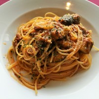 ボーン グランデ アリア - 完璧なアルデンテの食感、麦富士豚のラグーと茄子のトマトソース