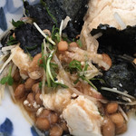 まん作 - 軽く混ぜます♪゛
      豆腐と納豆を混ぜると、糸引が少なくなって
      食べやすいですよね(*˘▿˘✽)