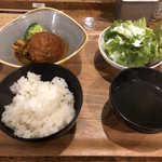 ミートタバーン 煮込みや四兵衛 - 四兵衛のハヤシで煮込んだ極みハンバーグ