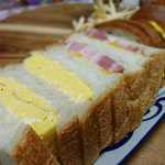 ジュウニブンベーカリー 新宿店 - ハチブン食パンでサンドイッチ