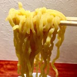 灼味噌らーめん 八堂八 - 麺をズズッと啜りましょう〜
            太麺で良い感じ♪
            2019年3月上旬