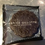 ファブリス・ジロット ⻘⼭本店 - デュアリテ　ビター＆へーゼルナッツ、個包装されています。