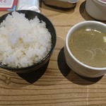 Chizutakkarubiandokuppapusanajimeningyouchou - ご飯とスープ　このほかにキムチと韓国海苔が食べ放題です(19-03)