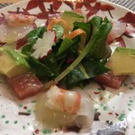 御料理 ひさまつ - お造りサラダ仕立て
      鯛昆布締め 車海老 キハダマグロ アボカド
      山葵ドレッシング