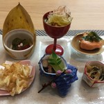 御料理 ひさまつ - 八寸
      桜鱒の焼き物 わさび菜 飯蛸旨煮 新じゃがかき揚げ
      赤蒟蒻と筍の田楽 春キャベツと浅蜊 うどのきんぴら