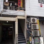 生ラム肉専門店 らむ屋 - 古いテナントビルの2Fにお店はある