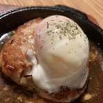 鶏焼きと餃子 チュンチュン亭 - つくね 温玉乗せ美味しい
