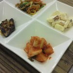 韓国料理 釜谷 - 付け合わせのキムチ＆ポテトりんごサラダ＆なすのみそのせ、煮物？