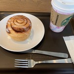 スターバックスコーヒー イオン札幌桑園店 - シナモンロールとコーヒー