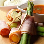 新鮮野菜のベーコン巻トマトチーズ掛け