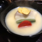 悠々 - 白味噌雑煮 よもぎ麩/餅で包んだ聖護院大根/人参('19.1月上旬)