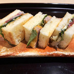 悠々 - さしみサンド マスタードマヨ(中央がまぐろカツ/両端が鯛昆布締めとすぐき