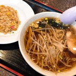 栄来軒 - 半チャーハンとラーメン(730円)