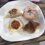 伊三郎製パン - 料理写真:1個税抜100円！