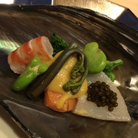 はらまさ - 先付の山菜、そら豆、平貝、赤貝。車海老は甘い