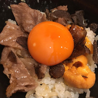 はらまさ - ２杯目は柔らかい牛肉と雲丹。卵黄トッピング。