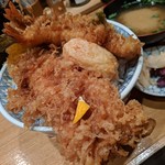 日本橋 天丼 金子半之助 - 丼ぶりからはみ出す穴子天