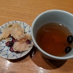 日本橋 天丼 金子半之助 - 黒豆茶とお新香