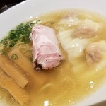 らーめん本竈 エスパル仙台店 - 塩海老わんたん麺のアップ