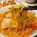 餃子の王将 - 焦がしニンニクラーメンの麺持ち上げ