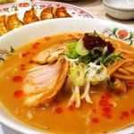 餃子の王将 - 焦がしニンニクラーメンに辣油をポタポタ