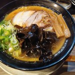 金久右衛門 - 金醤油らーめん、きくらげトッピ