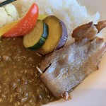フジヤマ キッチン - 無添加ベーコンと彩り野菜のカレーライスのベーコン