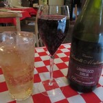 ラ フルール ド スリジエ - 佐藤シェフからのサービスのスパークリングワイン。左はジンジャーエール