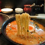 俺のとんこつラーメン 伝丸 - 加水率高めの麺（細麺）