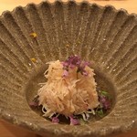 鮨 さかい - 毛蟹（噴火湾）・・すだちややゆずの香りが甘みをより引き立てます。