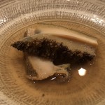 鮨 さかい - 煮アワビ・・アワビが柔らかく美味しいのはもちろんのこと、旨みが出た汁もいい味わい。