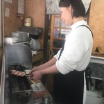 Oshokuji Dokoro Tanuki - 焼きたて食えるのは嬉しい！！！
                        
                        しかも焼くのがこの女性よ(@_@)
                        
                        
                        美味かったヽ(´o｀
                        
                        
                        
                        
                        