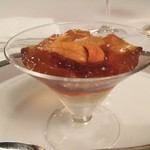 ヴィラ・デル・ソル - 甲殻類のコンソメと紫雲丹。甲殻類の旨味が凝縮されたコンソメジュレに、紫雲丹やホタテが層をなす逸品です。