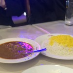 イラン・アラブ料理 アラジン - カレーとバスマティライス。ナンもいいけど、このパサパサしてバスティマライスもとーって美味しい♡