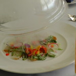 リストランテ・アルコ - 前菜（しまうら真鯛の炙りカルパッチョ 燻製の香り サラダ仕立て）