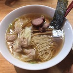 支那そば なかじま - 配置バランスもご主人のこだわりがあるんでしょうね。
            まず麺を啜れと聞こえてきそう。