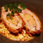 とんかつ マンジェ - 変わり種の代表は、フォアグラとんかつ♪
      赤ワインが合うそうです(笑)