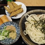 うどんのそうまや - 土曜ランチ、730円のもの、ごぼ天、ざるうどん、いなりをチョイス
