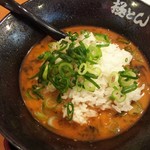 極とんラーメン -  極とんラーメンの麺がなくなったのでご飯を投入(2019.03.12) 