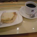 ドトールコーヒーショップ - カルツォーネ「チキンとキノコ」（\320）とレギュラーコーヒーＭ（\250）