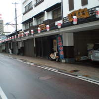 鮨処 つく田 - 店は商店街の一角にあり