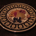 バースカーレット - おつまみはドライフルーツなど